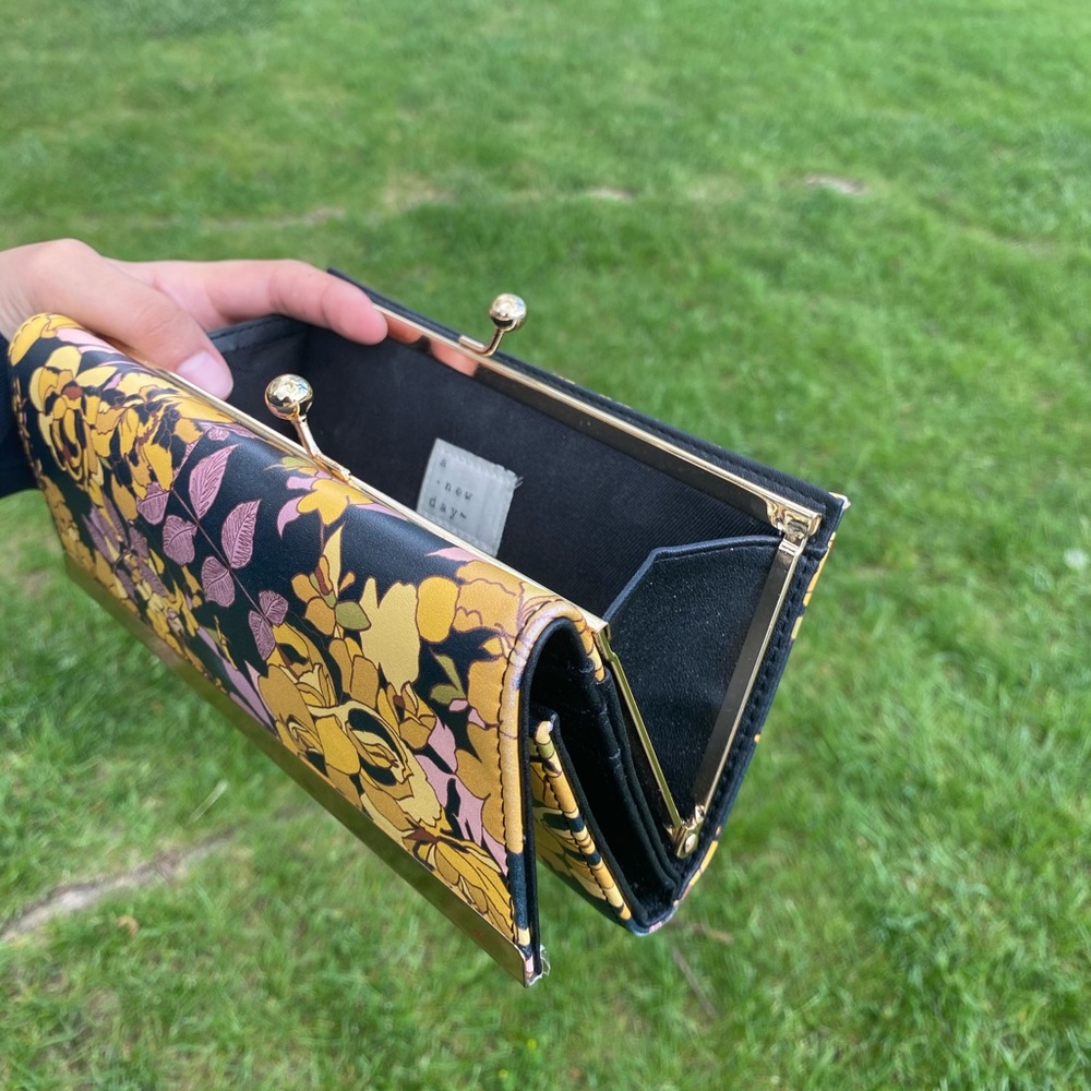 Target Wallet - Picture 3 of 4